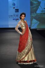 Model walk the ramp for Anju Modi show at PCJ Delhi Couture Week Day 3 on 10th Aug 2012 200 (47).JPG